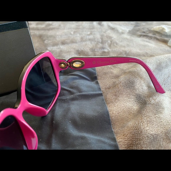 Authentic Dior sunglasses - new condition. - Picture 2 of 6